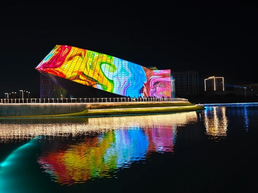 コストのイメージ：大規模なイルミネーションで彩られた建物の外観